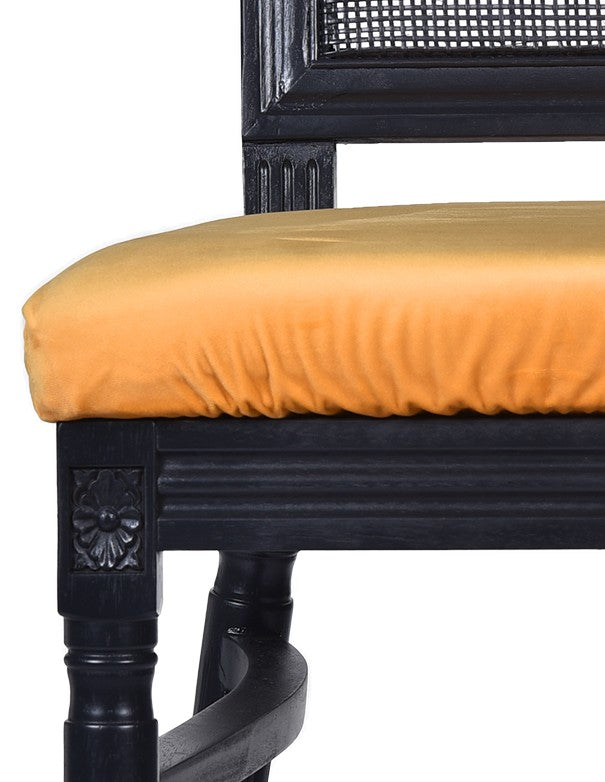 CUSCINO IN VELLUTO SENAPE PER SEDIA CLASSIC NERA